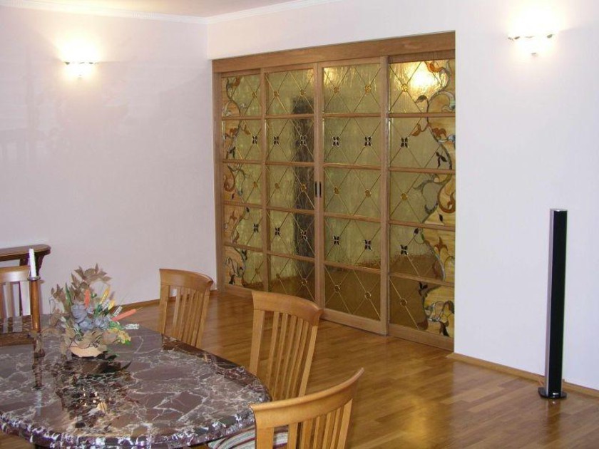 Перегородка для гостиной с цветным стеклом и декоративными вставками Нур-Султан