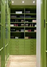 Г-образная гардеробная комната в зеленом цвете Нур-Султан
