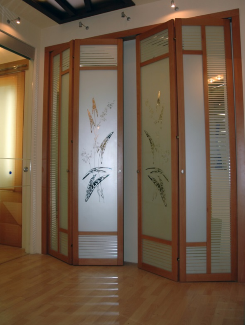 Широкие двери гармошка с матовым стеклом и рисунком Нур-Султан