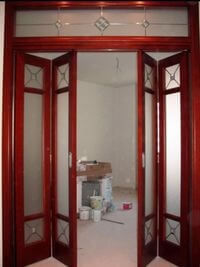 Дверь гармошка с декоративными стеклянными вставками Нур-Султан